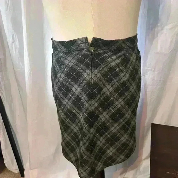 Gap Women’s Size 6 Grey Plaid Wool/Poly Skirt. Lined
18.5” hem. Zip and button - Picture 3 of 7